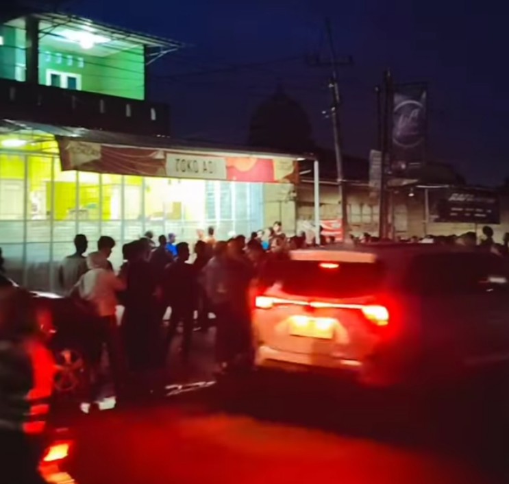 Bersenjata Api, Tiga Perampok Sekap 5 Penghuni Toko Grosir Manisan Di Kepahiang Bersenjata Api, Tiga Perampok Sekap 5 Penghuni Toko Grosir Manisan Di Kepahiang