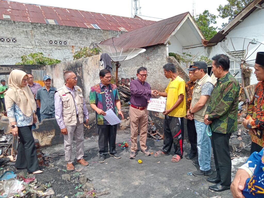 Bupati Kepahiang Berikan Bantuan Korban Kebakaran Di Pasar Pagi Kepahiang