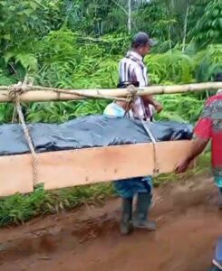 Jalan Langgar Jaya Tak Bisa Dilalui Kendaraan, Jenazah Ditanduh Masyarakat