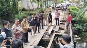 Wabup Bersama Ketua DPRD Kepahiang Sidak Jembatan Penghubung Kelurahan Pasar Ujung Dan Desa Kampung Bogor
