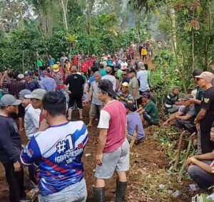 Warga Kelurahan Pensiunan Dan Kampung Pensiunan Gotong Royong Bersihkan Jalan TPU