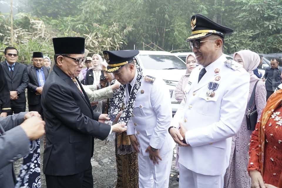 Tiba Di Kabupaten Kepahiang, Bupati Dan Wakil Disambut Bupati Priode Sebelumnya Tiba Di Kabupaten Kepahiang, Bupati Dan Wakil Disambut Bupati Priode Sebelumnya