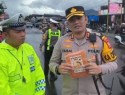 Polres Kepahiang Bagikan 1000 Mantel Hujan, Bantu Pengendara Hadapi Cuacah Jelang Tahun Baru 2026