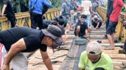 Dengan Sumbangan Seadanya, Warga Desa Tanjung Alam Gotong Royong Perbaiki Jembatan Akses Keluar Masuk