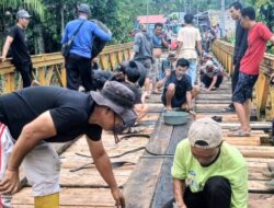 Dengan Sumbangan Seadanya, Warga Desa Tanjung Alam Gotong Royong Perbaiki Jembatan Akses Keluar Masuk