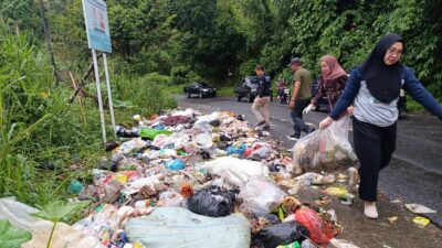 Sampah Menumpuk Di Pinggir Jalan Nasional Ujan Mas, Kadis DLH Dan Camat Turun Langsung Angkut