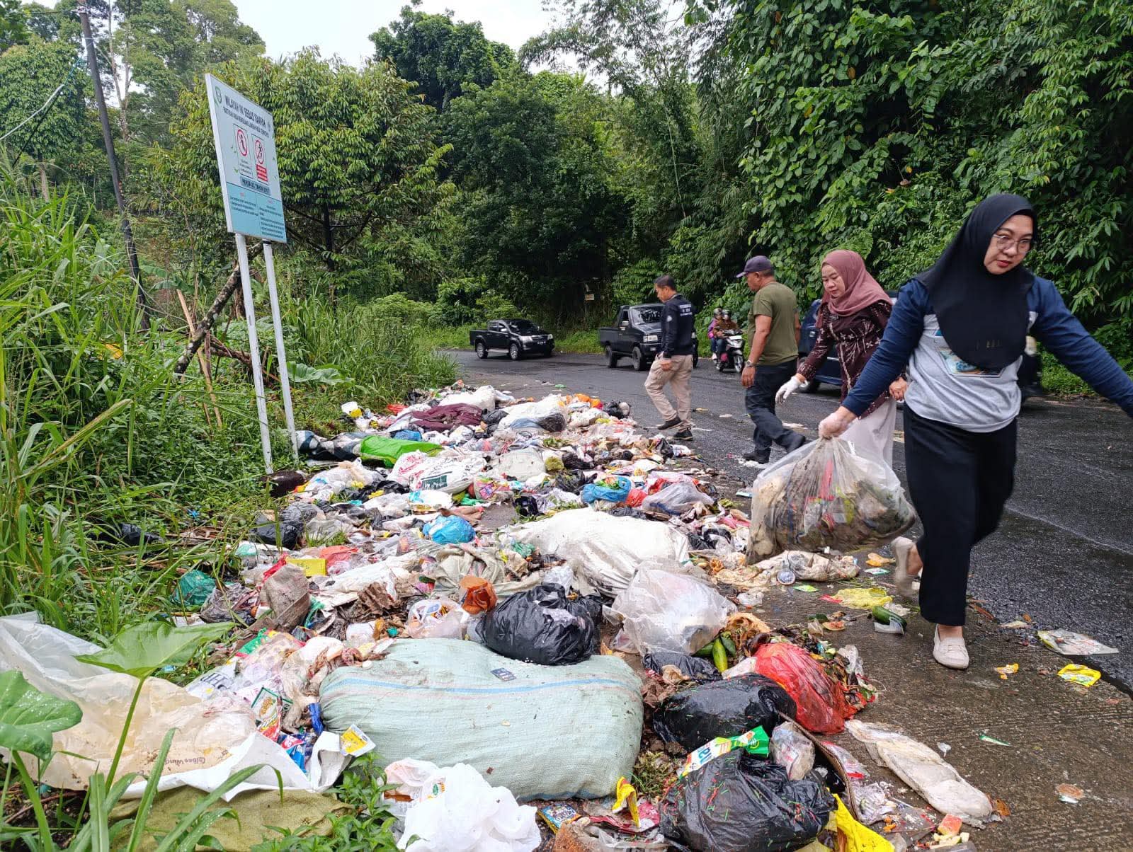 Sampah Menumpuk Di Pinggir Jalan Nasional Ujan Mas, Kadis DLH Dan Camat Turun Langsung Angkut