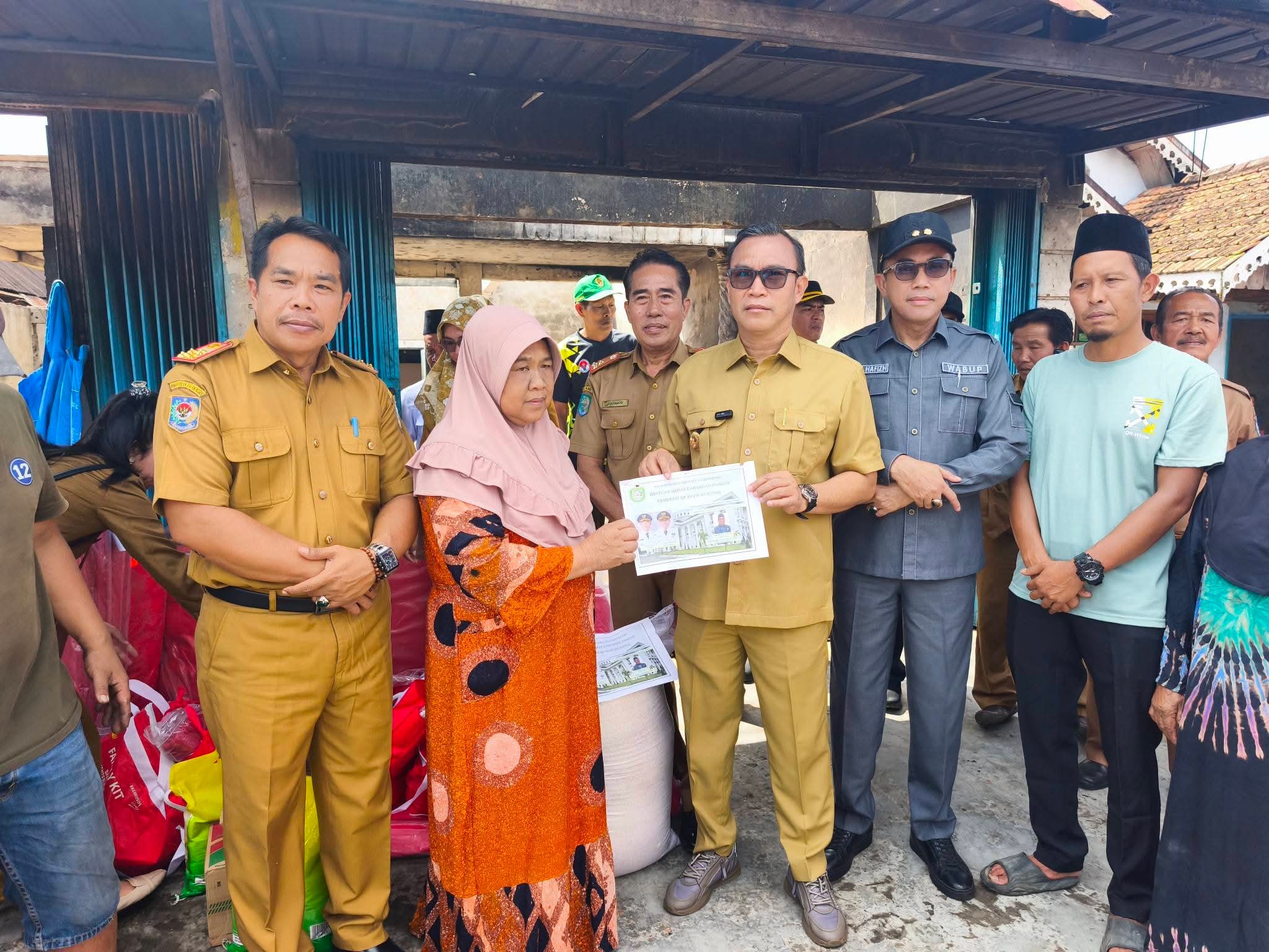 BAGI BANTUAN! Bupati Kepahiang Kunjungi Korban Kebakaran di Daspetah – Janji Urus Dokumen Hilang Tanpa Biaya