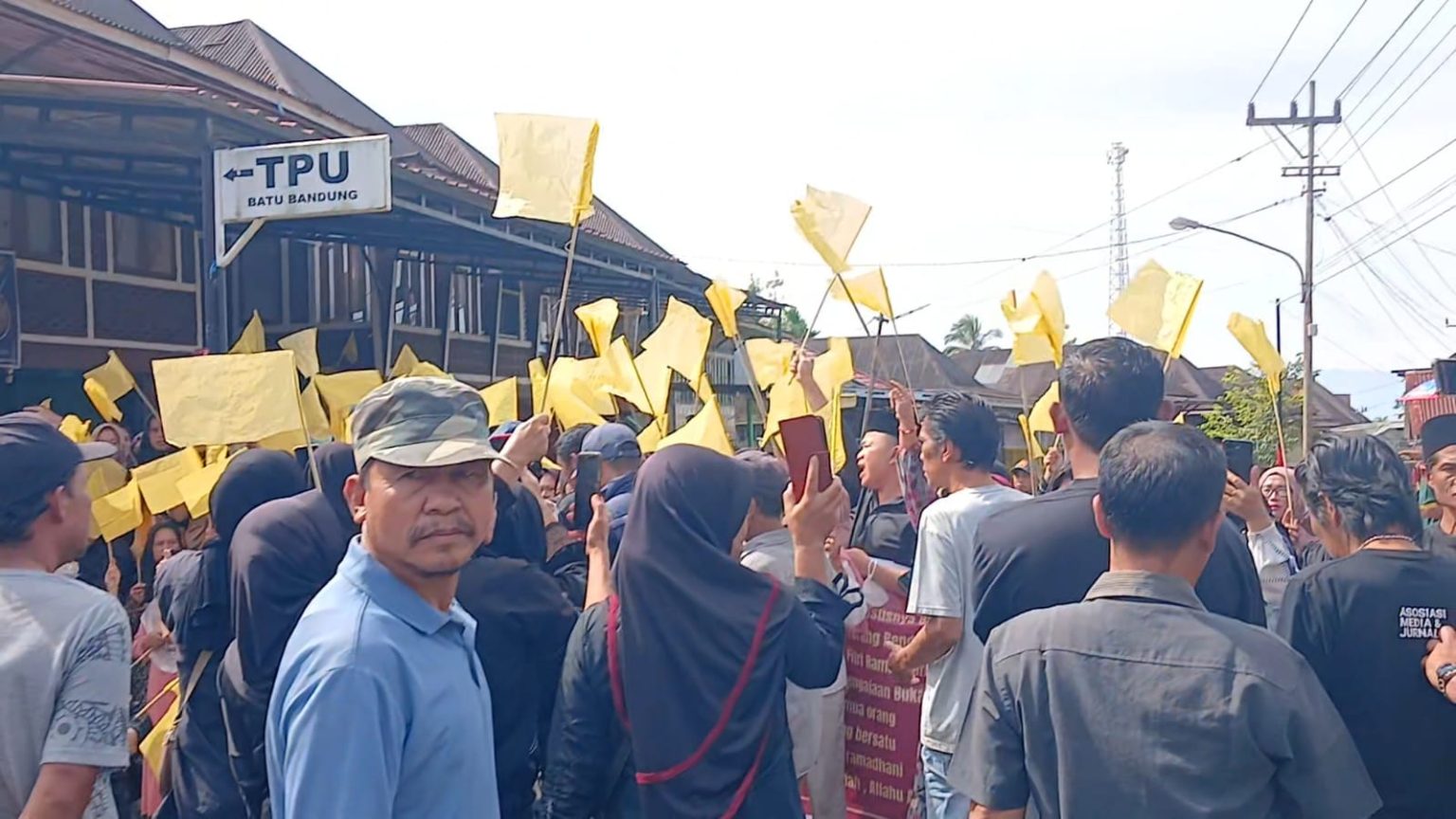 Ratusan Warga Kepahiang Kibarkan Bendera Kuning, Tuntut Kematian Gita Fitri Ramadi Diuji Secara Transparan