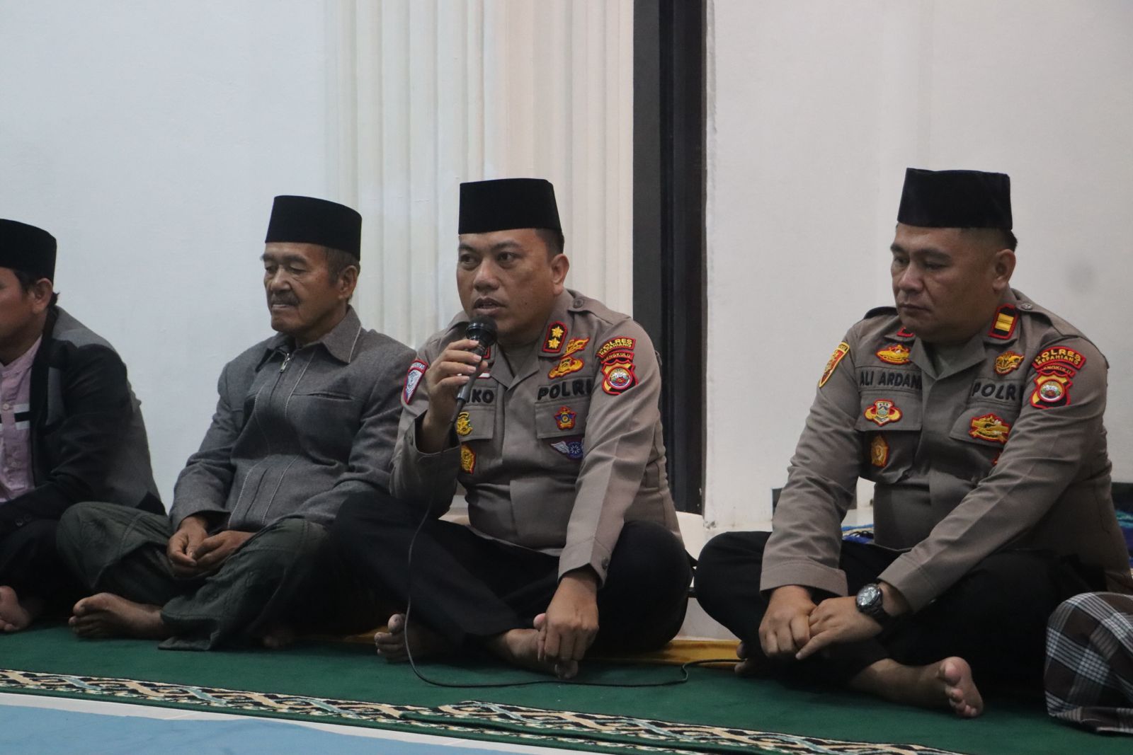 Ramadhan Berkah, Polres Kepahiang Gelar Subuh Keliling Beri Bantuan Sembako Kemasyarakat Suro Lembak