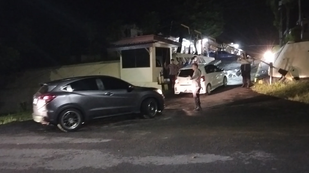 Heboh! Diduga Bupati Rejang Lebong Jadi Sasaran OTT, Polresta Bengkulu dan Kepahiang Dijaga Ketat Heboh! Diduga Bupati Rejang Lebong Jadi Sasaran OTT, Polresta Bengkulu dan Kepahiang Dijaga Ketat