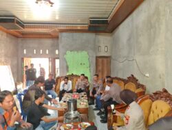 Suasana Hangat di Muara Kemumu, Polres Kepahiang Gelar “NGOPI TAWAR”, Sapa Warga hingga Bagikan Sembako   