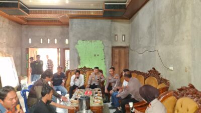 Suasana Hangat di Muara Kemumu, Polres Kepahiang Gelar “NGOPI TAWAR”, Sapa Warga hingga Bagikan Sembako   