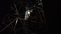 Geger! Wanita Naik Tower Ternyata Masih Istri Orang, Ingin Nikah Dengan Duda Tapi Tak Direstui Keluarga