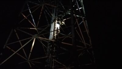 Geger! Wanita Naik Tower Ternyata Masih Istri Orang, Ingin Nikah Dengan Duda Tapi Tak Direstui Keluarga