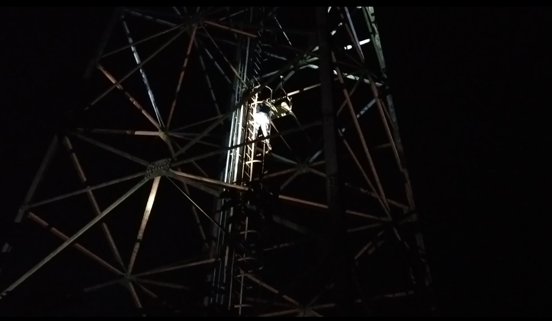 Geger! Wanita Naik Tower Ternyata Masih Istri Orang, Ingin Nikah Dengan Duda Tapi Tak Direstui Keluarga