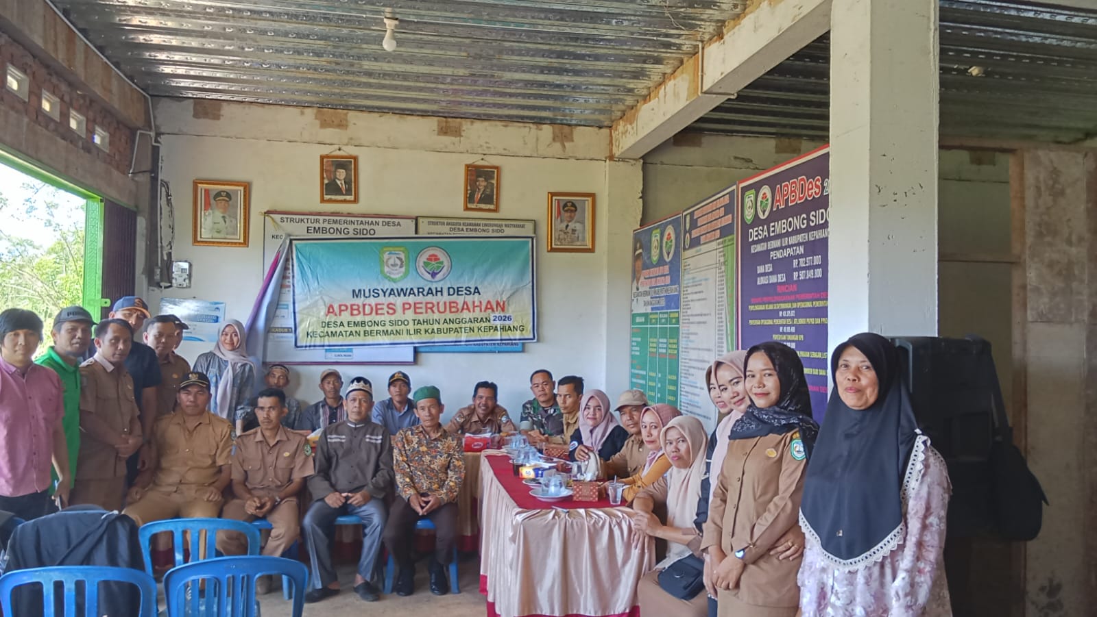 Babinsa Koramil 409/BI poto bersama preangkat desa dan tokoh masyarakat