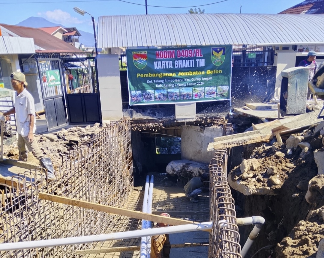 Masuk Tahap Krusial, Pengecoran Jalan Amblas Talang Rimbo Dikebut Kodim 0409/RL, Warga Diminta Bersabar