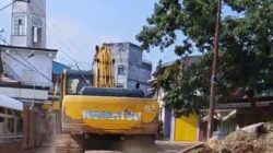 Diuji Dengan Excavator, Jalan Amblas Di Talang Rimbo Karya TNI Tetap Kokoh