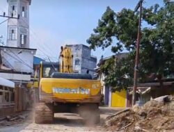 Diuji Dengan Excavator, Jalan Amblas Di Talang Rimbo Karya TNI Tetap Kokoh
