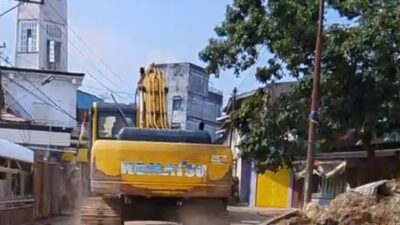 Diuji Dengan Excavator, Jalan Amblas Di Talang Rimbo Karya TNI Tetap Kokoh