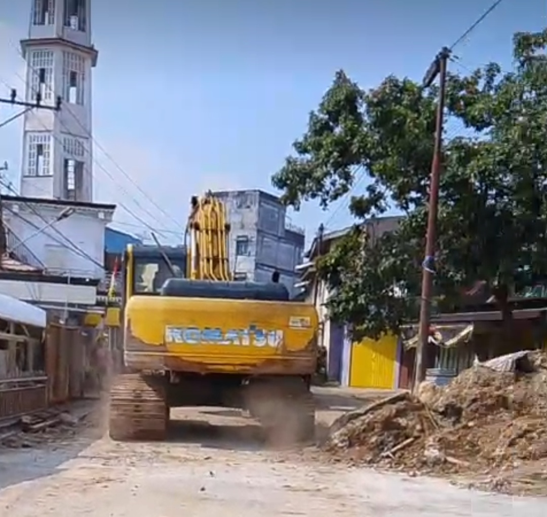 Diuji Dengan Excavator, Jalan Amblas Di Talang Rimbo Karya TNI Tetap Kokoh