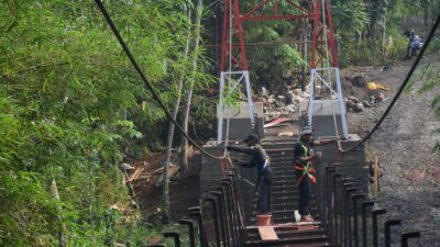 Pengelasan Rangka Dimulai, Jembatan Perintis Garuda di Lubuk Bingin Baru Makin Dekati Penyelesaian