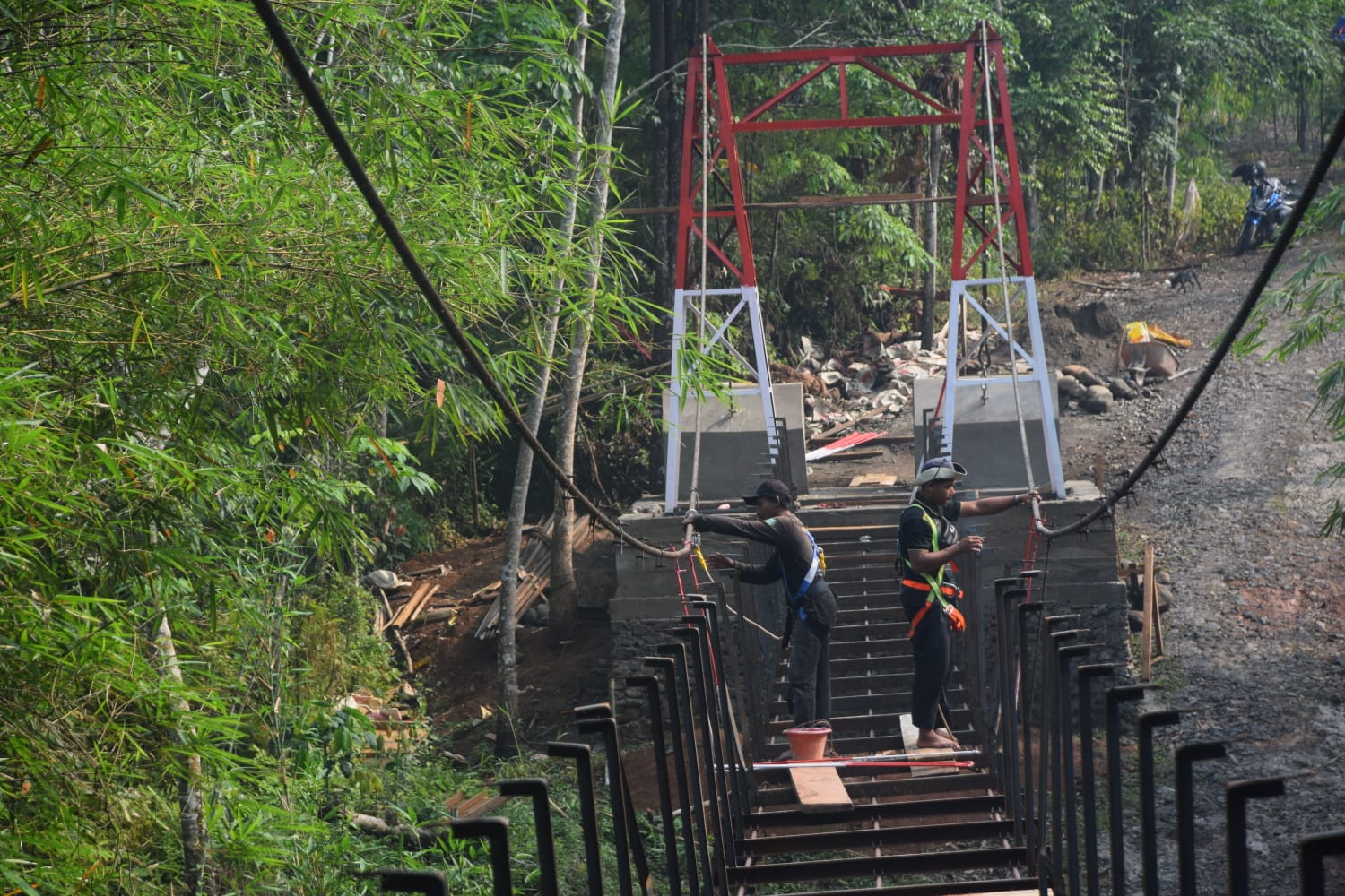 Pengelasan Rangka Dimulai, Jembatan Perintis Garuda di Lubuk Bingin Baru Makin Dekati Penyelesaian