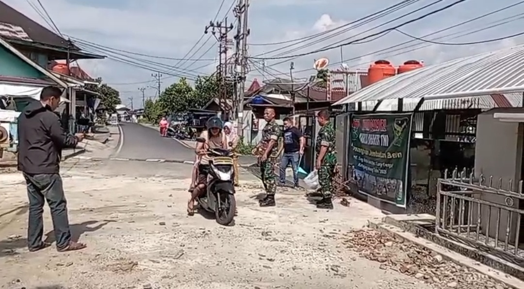 Enam Bulan Rusak, Jalan Tamsis Curup Kini Kembali Normal Usai Diperbaiki Kodim 0409 Rejang Lebong Enam Bulan Rusak, Jalan Tamsis Curup Kini Kembali Normal Usai Diperbaiki Kodim 0409 Rejang Lebong