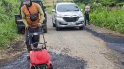 Lima Tahun Jalan Provinsi Dibiarkan Rusak, Warga Kabawetan Turun Tangan Bantu Pemerintah: “Kalau Menunggu, Entah Sampai Kapan”