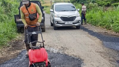 Lima Tahun Jalan Provinsi Dibiarkan Rusak, Warga Kabawetan Turun Tangan Bantu Pemerintah: “Kalau Menunggu, Entah Sampai Kapan”