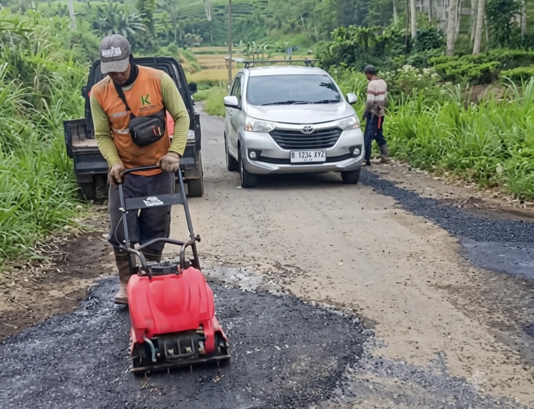 Lima Tahun Jalan Provinsi Dibiarkan Rusak, Warga Kabawetan Turun Tangan Bantu Pemerintah: “Kalau Menunggu, Entah Sampai Kapan”