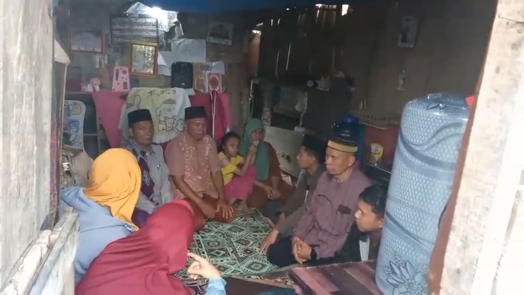 Rumah Berdinding Bambu, Atap Bocor Serta Lantai Tanah, PWI-LS Temukan Kisah Haru di Kepahiang dan Berikan Bantuan Rumah Berdinding Bambu, Atap Bocor Serta Lantai Tanah, PWI-LS Temukan Kisah Haru di Kepahiang dan Berikan Bantuan