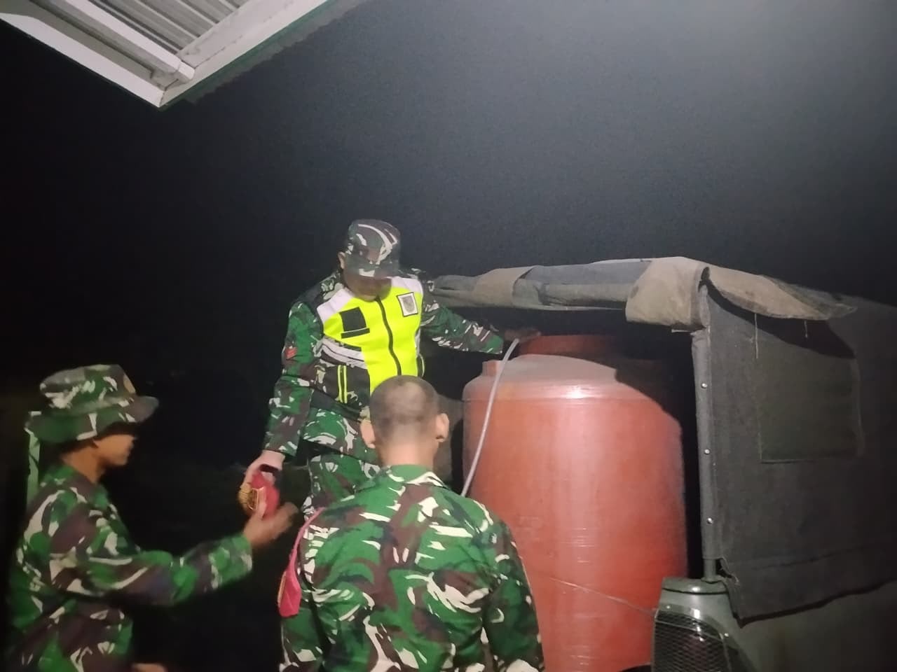 Kemarau Mencekik, Kodim 0409/Rejang Lebong Antar Air Bersih ke Warga Pal Batu