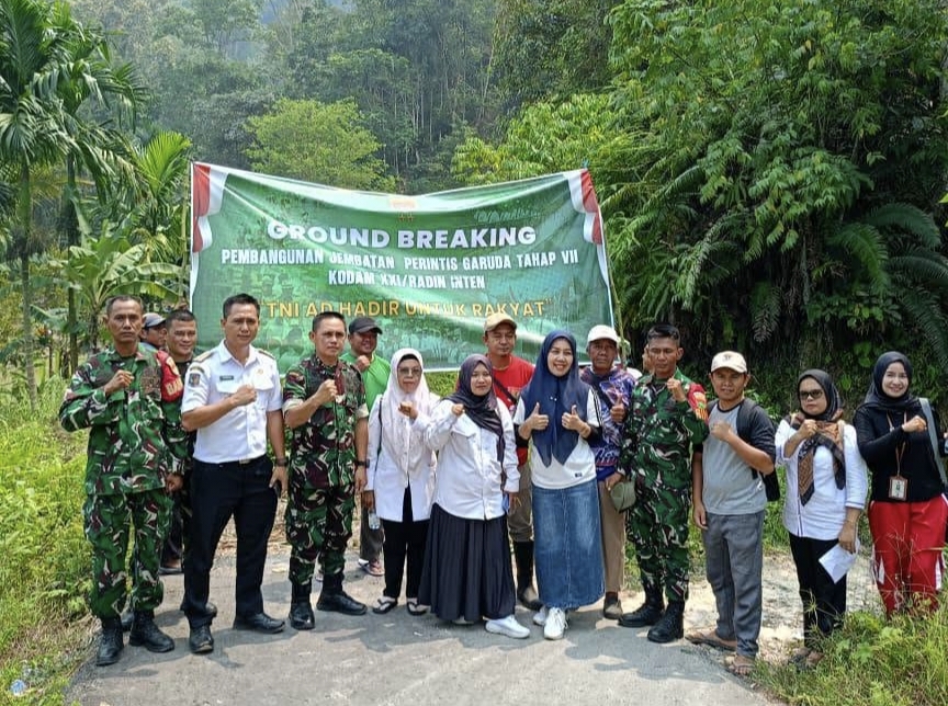Jalan Amblas Putuskan Akses Warga, TNI AD Turun Tangan Bangun Jembatan 12 Meter di Lebong Jalan Amblas Putuskan Akses Warga, TNI AD Turun Tangan Bangun Jembatan 12 Meter di Lebong