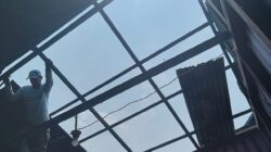 Puting Beliung Mengamuk di Meranti Jaya, 5 Rumah Warga Porak-Poranda, Atap Berhamburan Puting Beliung Mengamuk di Meranti Jaya, 5 Rumah Warga Porak-Poranda, Atap Berhamburan