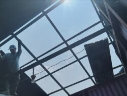 Puting Beliung Mengamuk di Meranti Jaya, 5 Rumah Warga Porak-Poranda, Atap Berhamburan