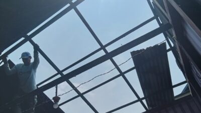 Puting Beliung Mengamuk di Meranti Jaya, 5 Rumah Warga Porak-Poranda, Atap Berhamburan