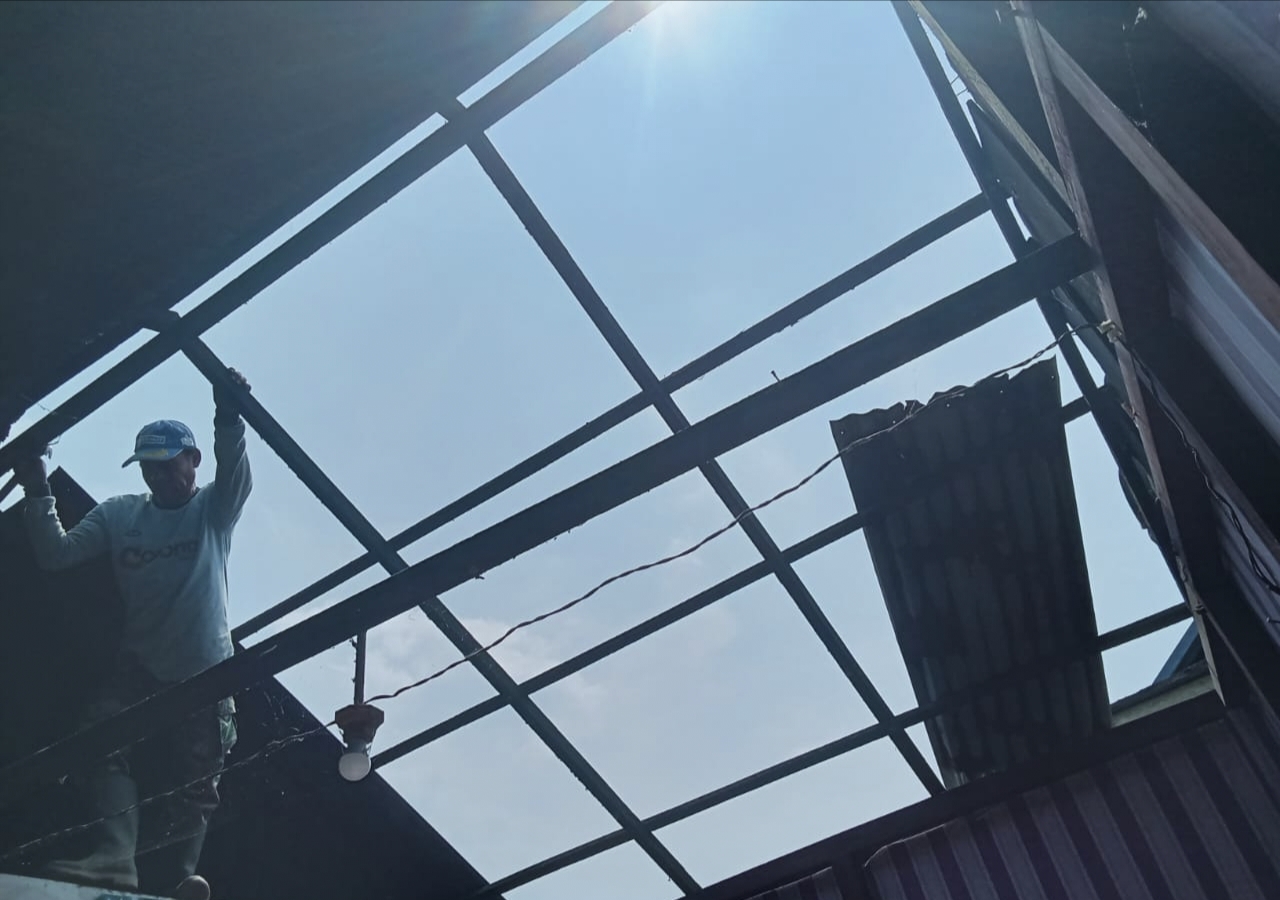 Puting Beliung Mengamuk di Meranti Jaya, 5 Rumah Warga Porak-Poranda, Atap Berhamburan