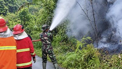 Api Mengamuk di Talang Ratu, Babinsa Serda JJ Bersama Damkar dan Warga Berjibaku 3 Jam