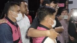 Dua Kadis Aktif Diborgol! Kejari Kepahiang Tahan 4 Tersangka Korupsi Proyek MCK Rp3 Miliar Dua Kadis Aktif Diborgol! Kejari Kepahiang Tahan 4 Tersangka Korupsi Proyek MCK Rp3 Miliar