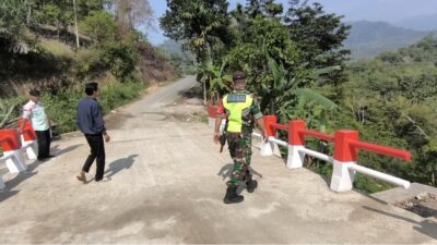 Jembatan Perintis Garuda Jadi Jalur Vital Warga, Babinsa Turun Langsung Pastikan Kondisinya