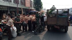 Sambut HUT ke-81 TNI, Kodim 0409/RL Bersihkan Sampah Pasar Pagi Kepahiang