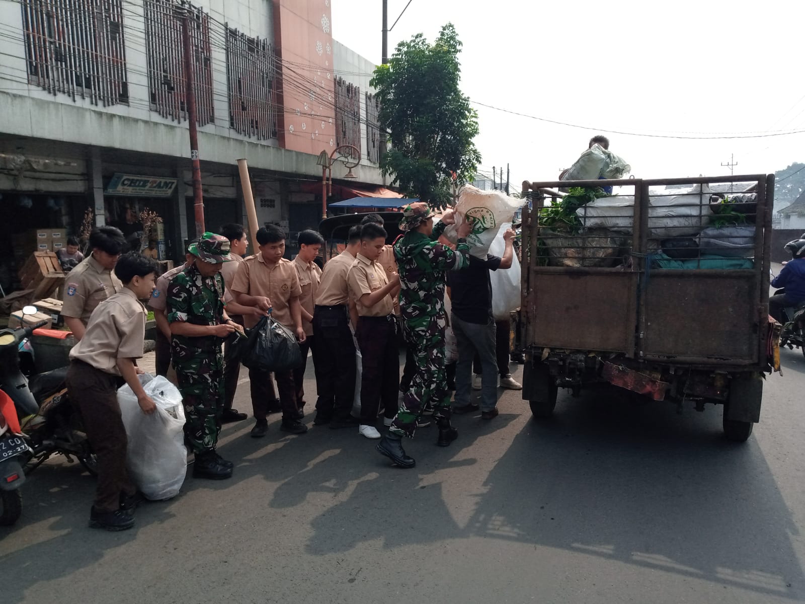 Sambut HUT ke-81 TNI, Kodim 0409/RL Bersihkan Sampah Pasar Pagi Kepahiang
