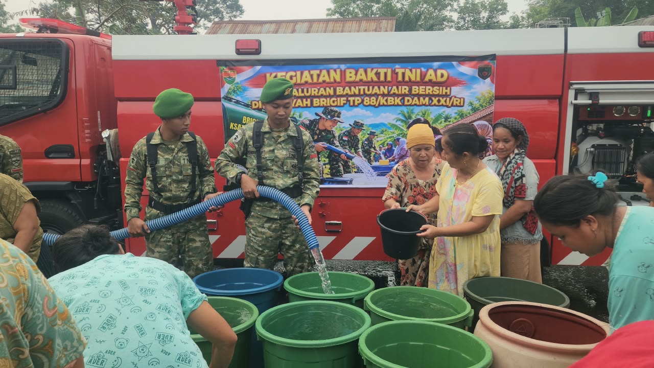 Kemarau Melanda, 187 KK di Bedeng SS Terima Bantuan Air Bersih dari TNI