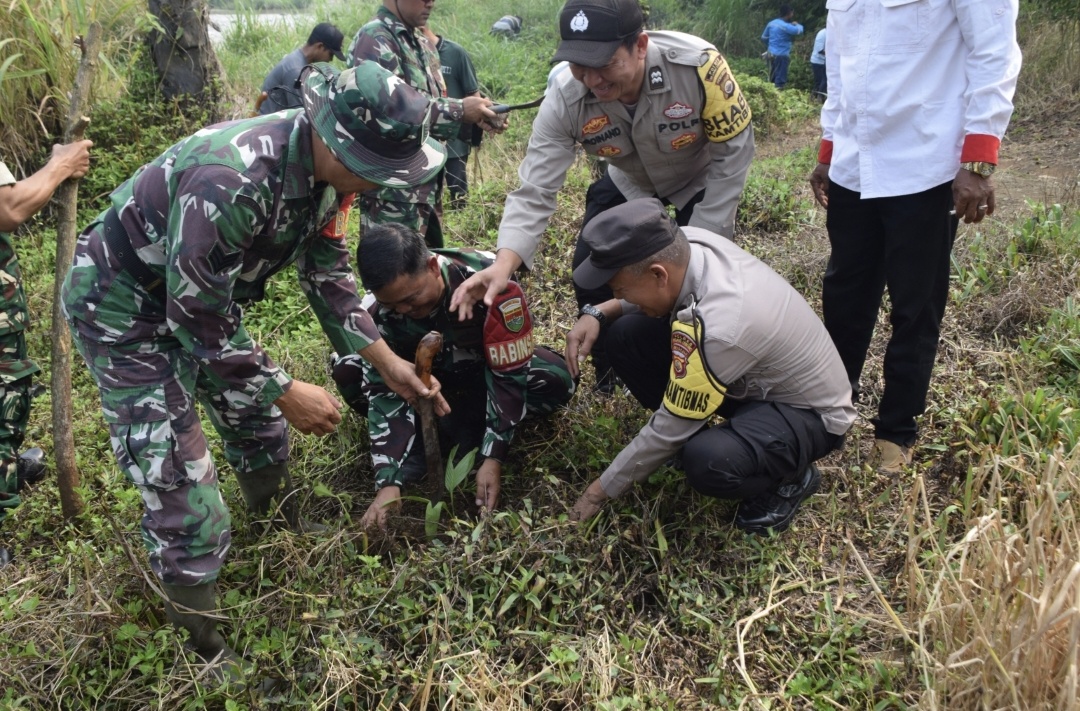 Tak Hanya Menjaga Negeri, TNI Ikut Menjaga Alam dengan Menanam 1.000 Pohon Tak Hanya Menjaga Negeri, TNI Ikut Menjaga Alam dengan Menanam 1.000 Pohon